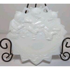 Westmoreland Milk Glass Plate with Three Wolves Reading Book Wall Decor‎